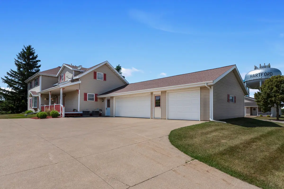947 Broadmoore Dr, Hartford, WI 53027 - Image #1