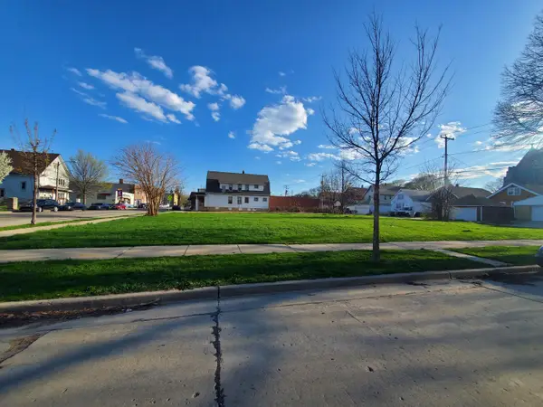 3885 N Port Washington Ave, Milwaukee, WI 53212