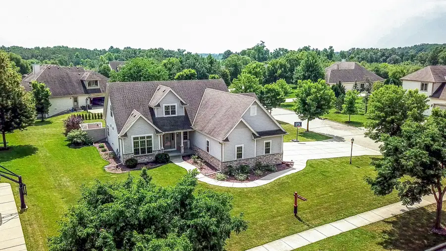 9729 W Prairie Grass Way, Franklin, WI 53132 - Image #2