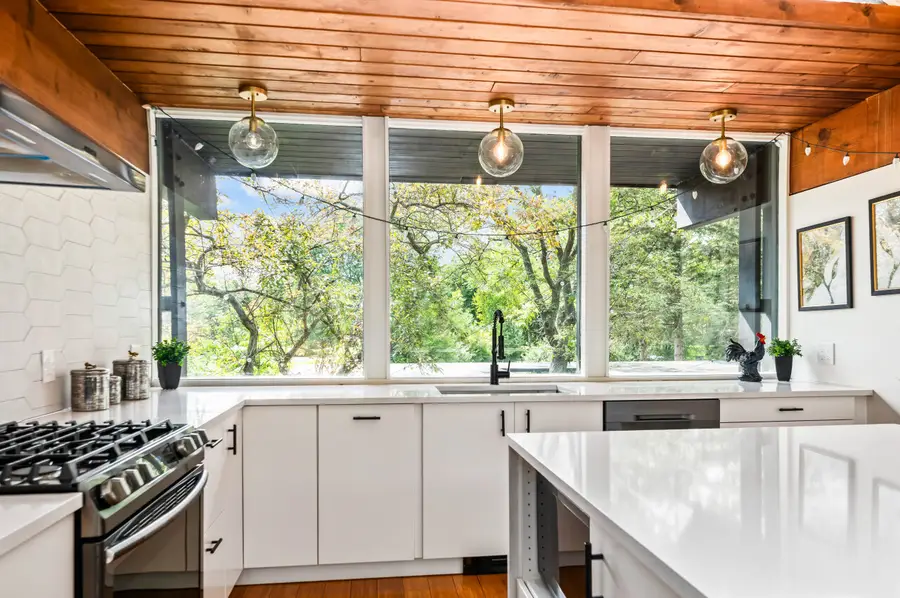 9470 N Sleepy Hollow Ln, Bayside, WI 53217 - Image #2