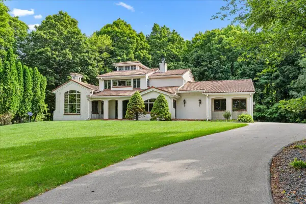 5820 E Waterford Rd, Hartford, WI 53027