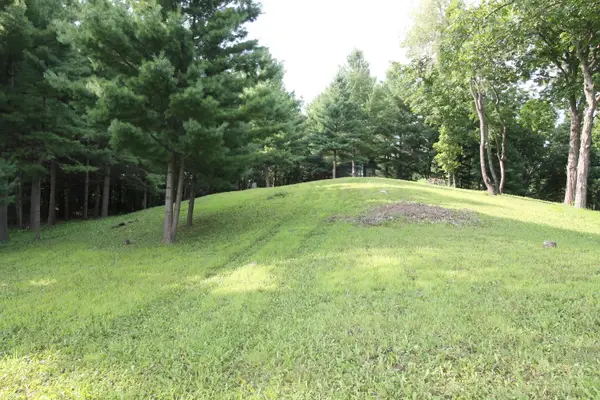 6834 Horseshoe Trl, Burlington, WI 53105