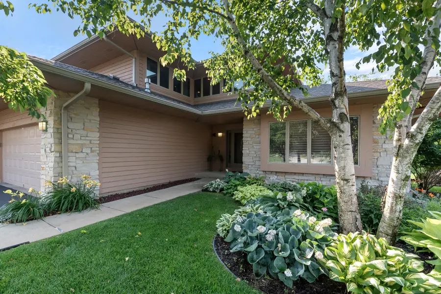 1117 E Sweetbriar Ln, Hartland, WI 53029 - Image #2