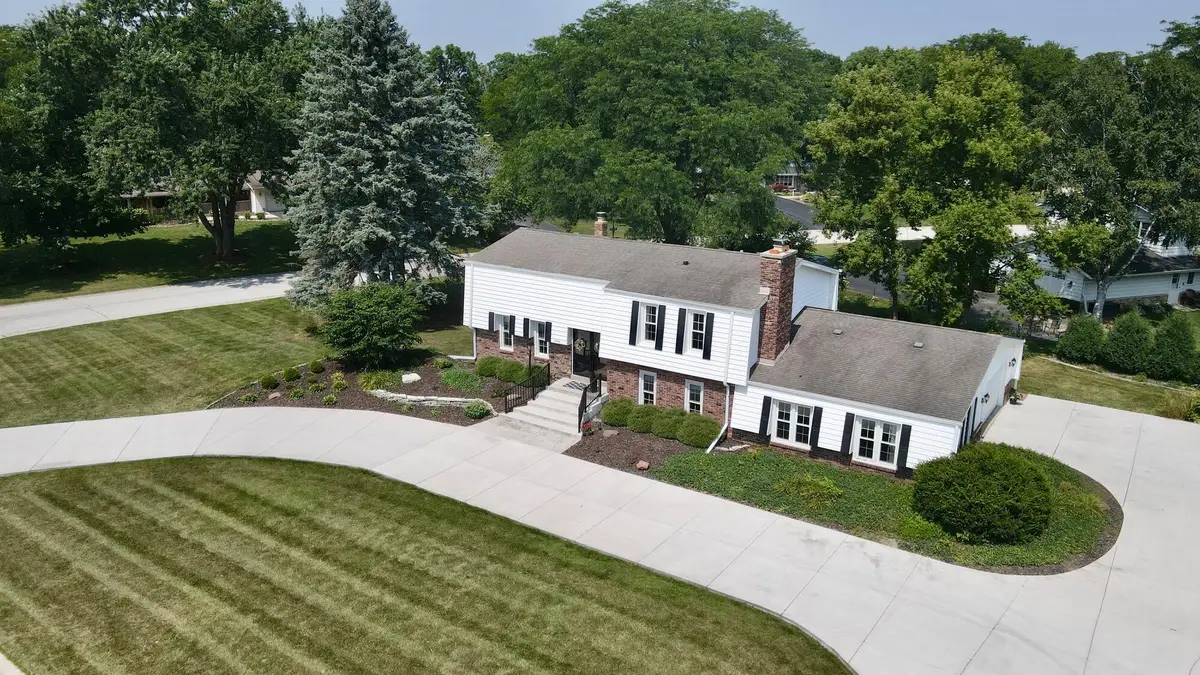 2550 Coach House Dr, Brookfield, WI 53045 - Image #1