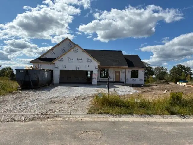 W251N2425 Valleyview Cir, Pewaukee, WI 53072 - Image #1