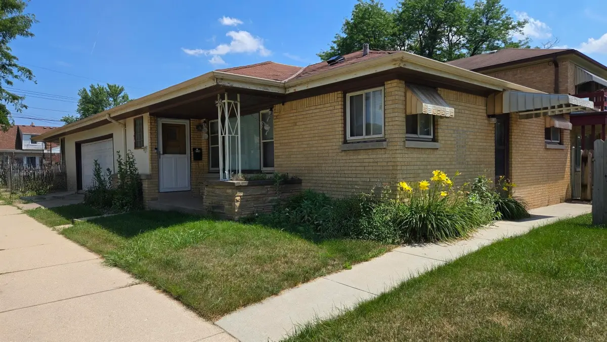 8533 W Nash St, Milwaukee, WI 53222 - #1