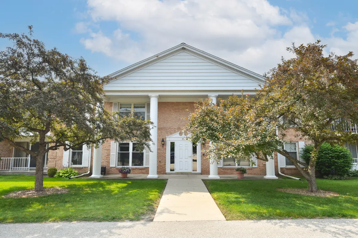 945 W Heritage Ct, Mequon, WI 53092 - Image #1