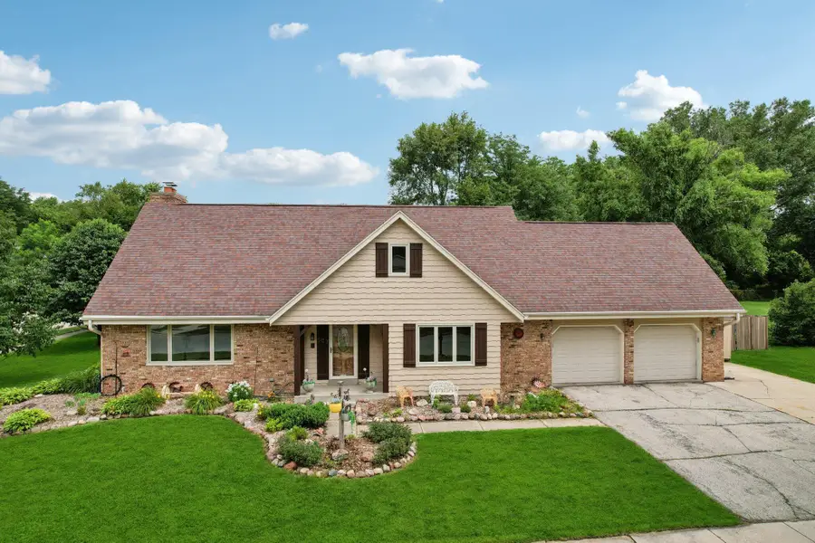 503 S Comanche Ln, Waukesha, WI 53188 - Image #2