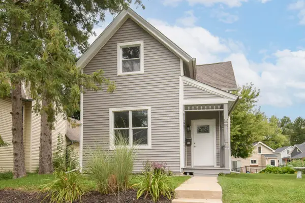 618 E Anne St, Oconomowoc, WI 53066