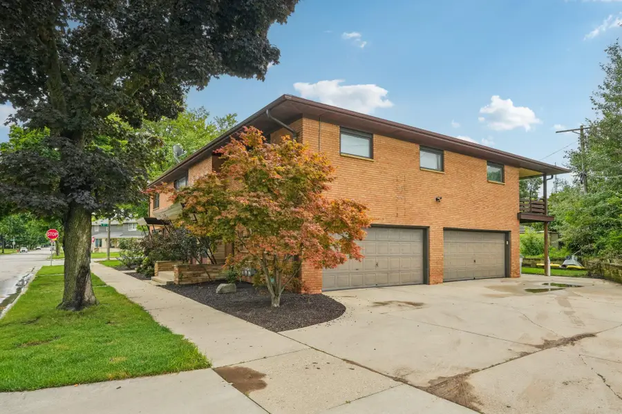 9707 W Metcalf Pl, Milwaukee, WI 53222 - Image #2