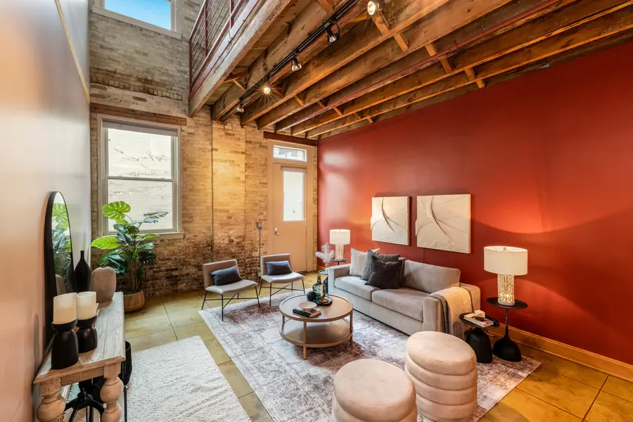 904 E Pearson St, Milwaukee, WI 53202 - Image #2