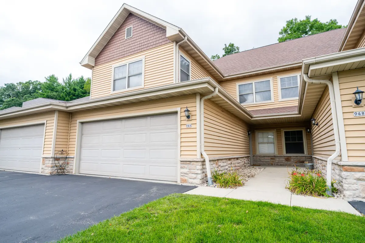 946 Autumn Ridge Ln, Hartford, WI 53027 - Image #1