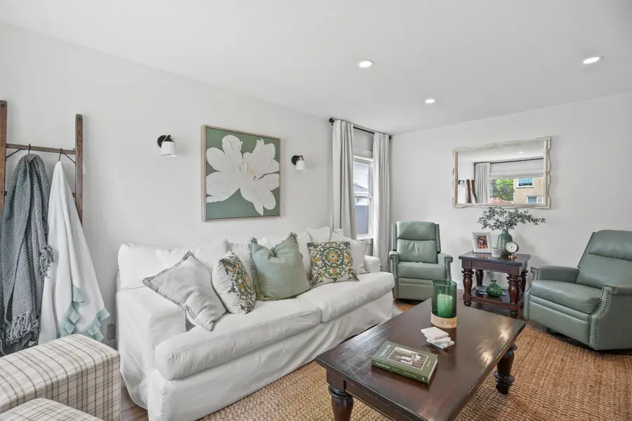 4864 N Mohawk Ave, Glendale, WI 53217 - Image #2