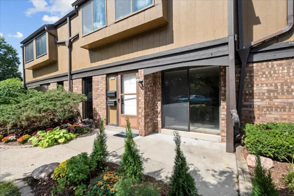 8678 N Servite Dr, Milwaukee, WI 53223