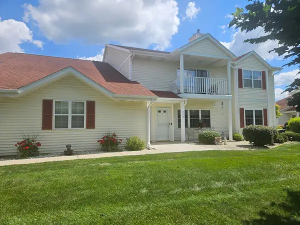 720 Wood River Ct, West Bend, WI 53095