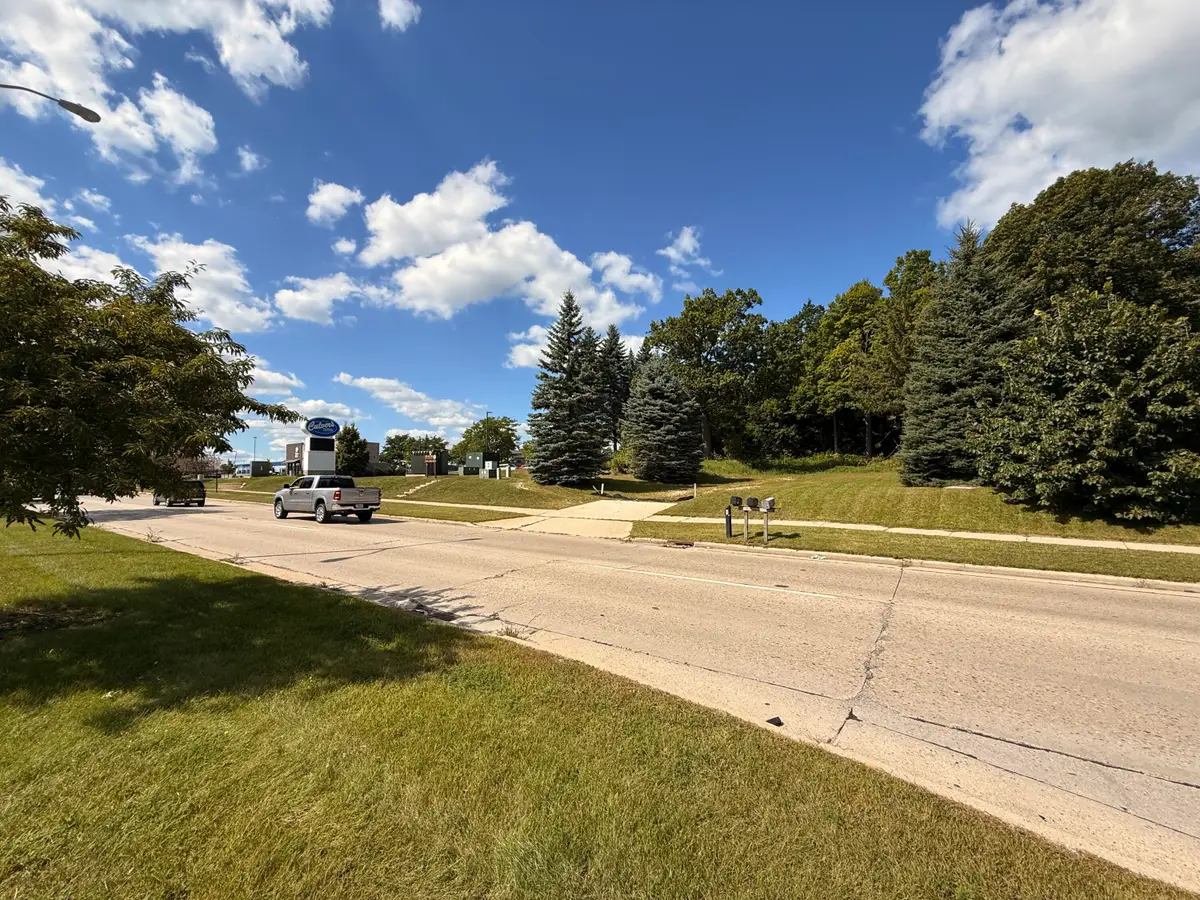 2346 W Washington St, West Bend, WI 53095 - Image #1