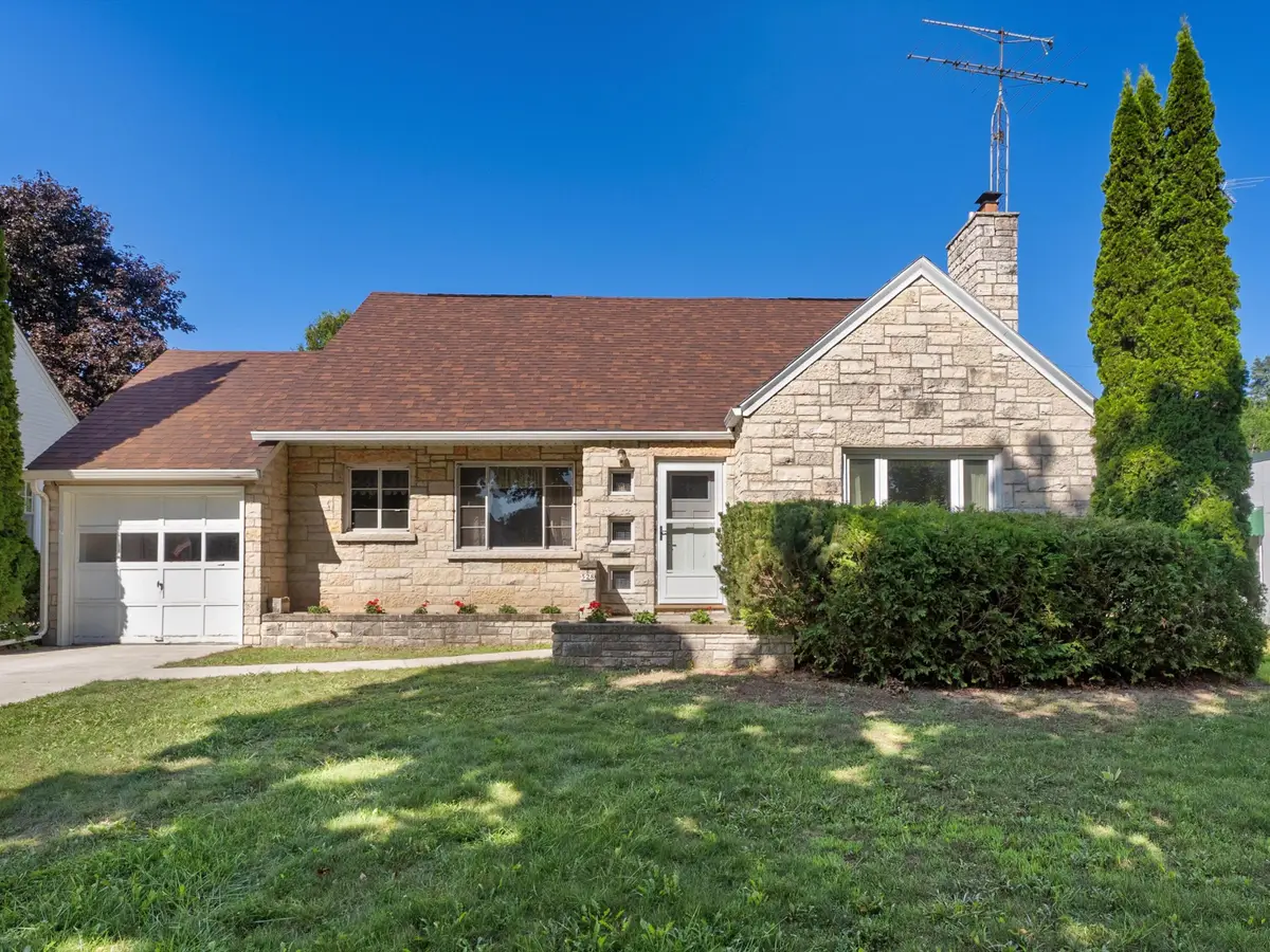 528 West Lawn Blvd, Manitowoc, WI 54220 - Image #1