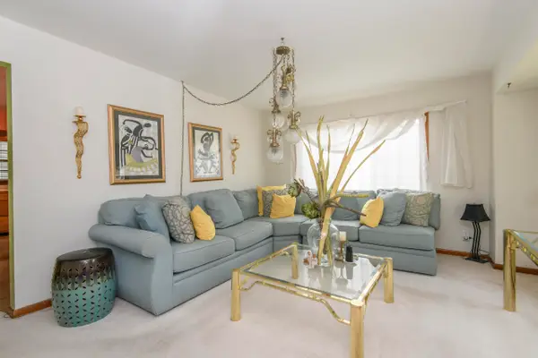 8164 W Muriel Pl, Milwaukee, WI 53218