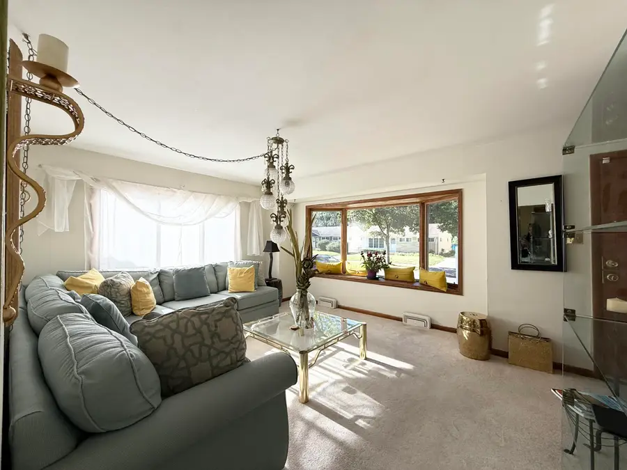 8164 W Muriel Pl, Milwaukee, WI 53218 - Image #2