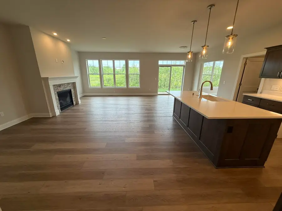 327 Sandy Cir, Pewaukee, WI 53072 - Image #2