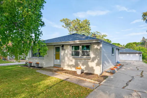 4564 N 101st St, Wauwatosa, WI 53225