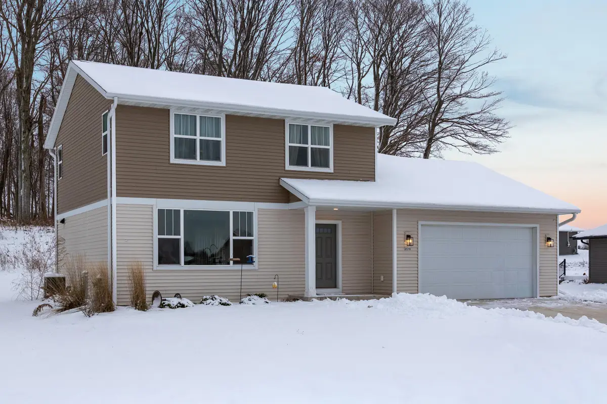 2519 Stonebrook Dr, Sheboygan, WI 53081 - Image #1