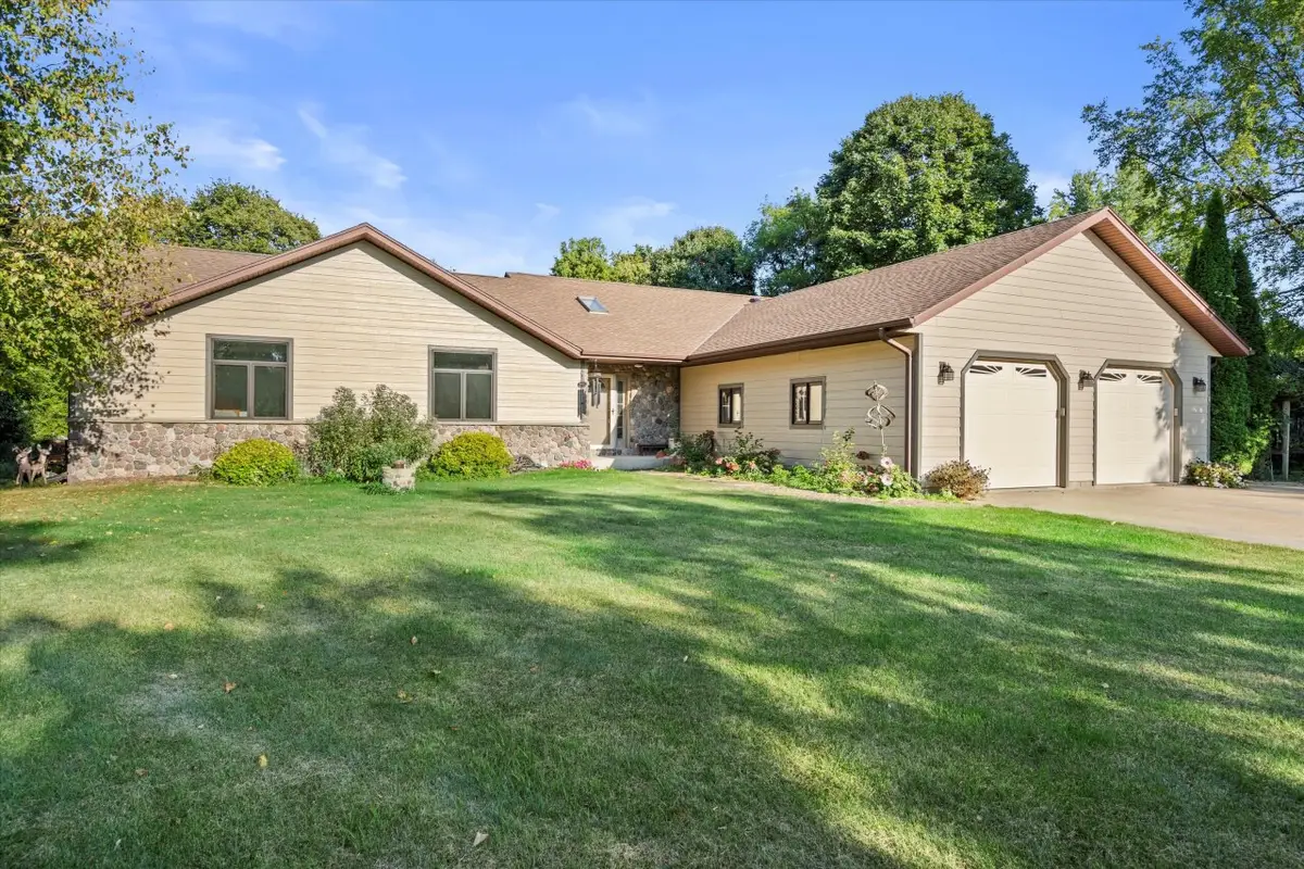 1882 Butternut Ln, Cedarburg Town, WI 53024 - Image #1