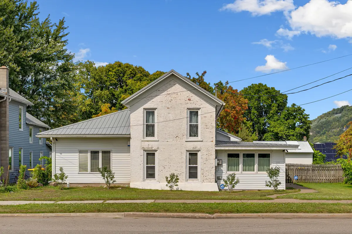 667 E Blackhawk Ave, Prairie Du Chien, WI 53821 - Image #1