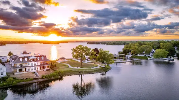 503 N Lake Rd, Oconomowoc, WI 53066