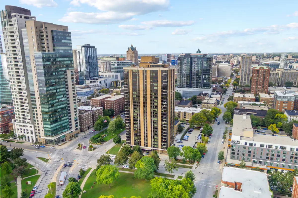 929 N Astor St, Milwaukee, WI 53202 - Image #1