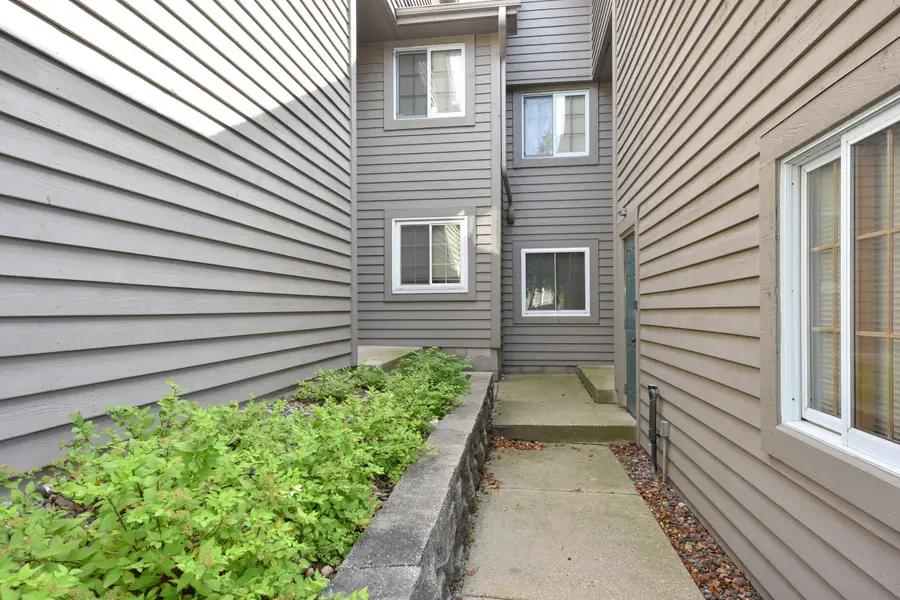 18575 Brookfield Lake Dr, Brookfield, WI 53045 - Image #3