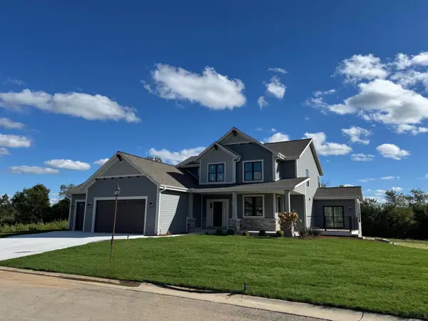 S54W25403 Pebble Brook Ct, Waukesha, WI 53189