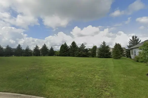 511 Woodlawn Ct, Williams Bay, WI 53191