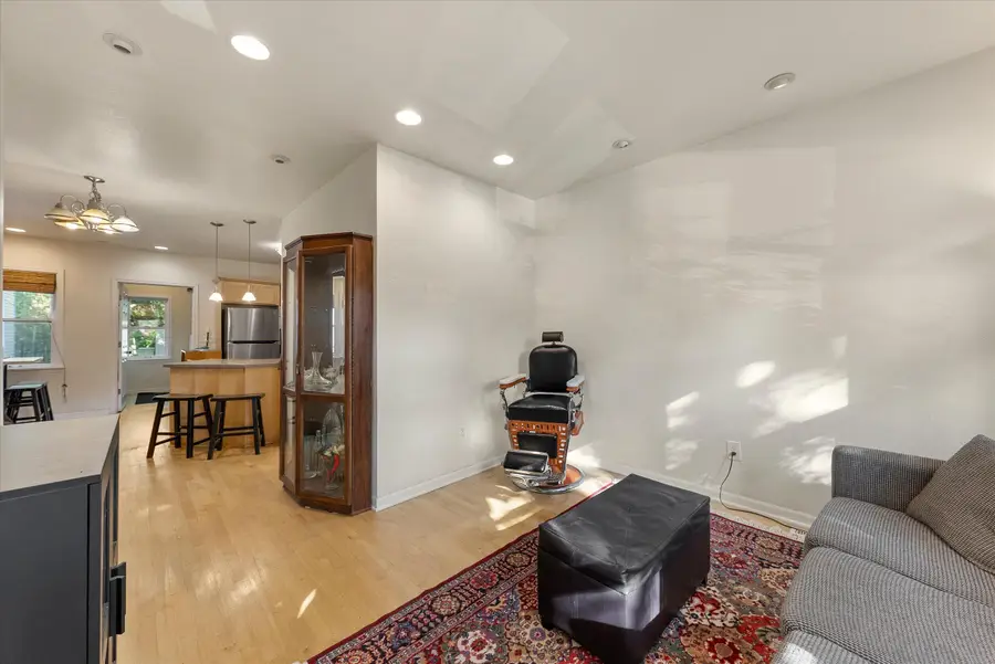 1751 N Franklin Pl, Milwaukee, WI 53202 - Image #2