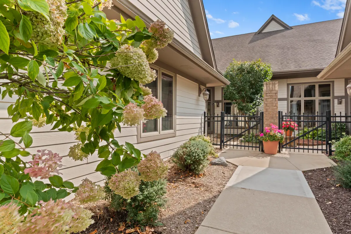 7513 W Tuckaway Pines Cir, Franklin, WI 53132 - Image #1