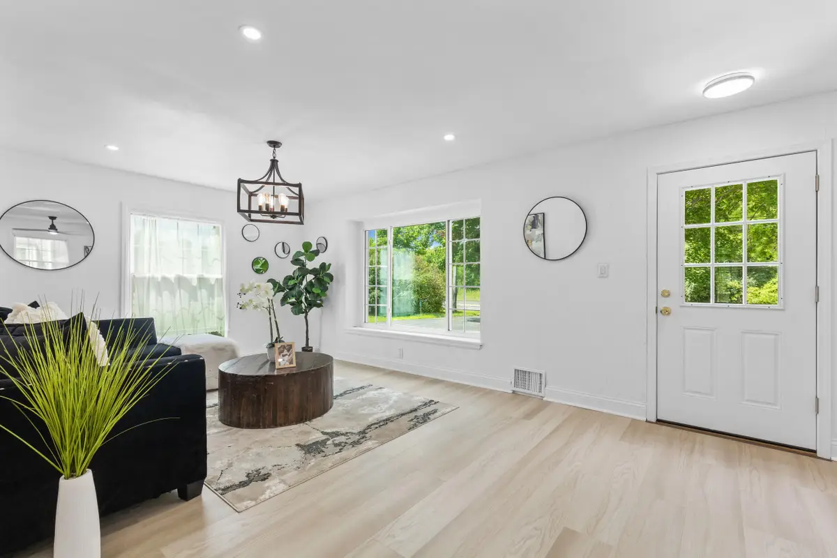 550 N Riverside Dr, Saukville, WI 53080 - Image #1