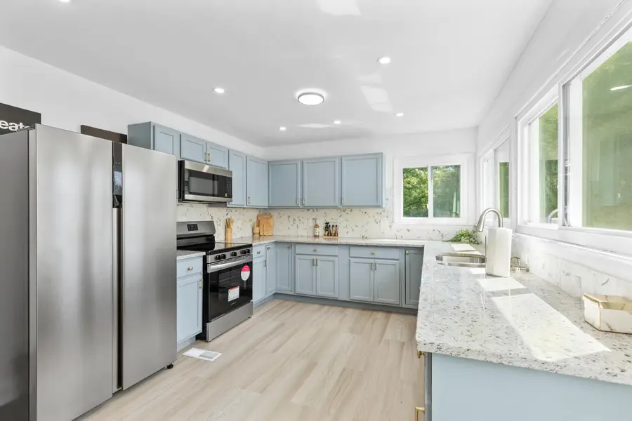 550 N Riverside Dr, Saukville, WI 53080 - Image #2