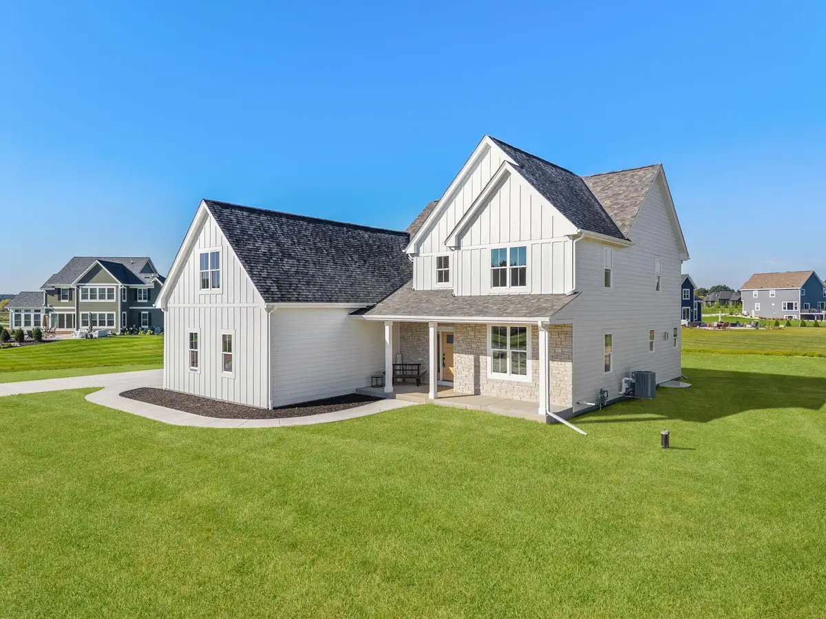 W276N8387 Marshall Dr, Hartland, WI 53029 - #1