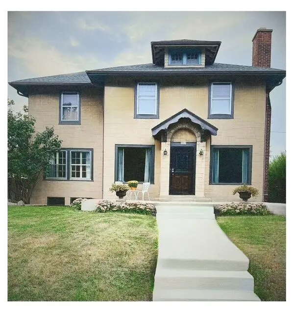 2067 S 82nd St, West Allis, WI 53219