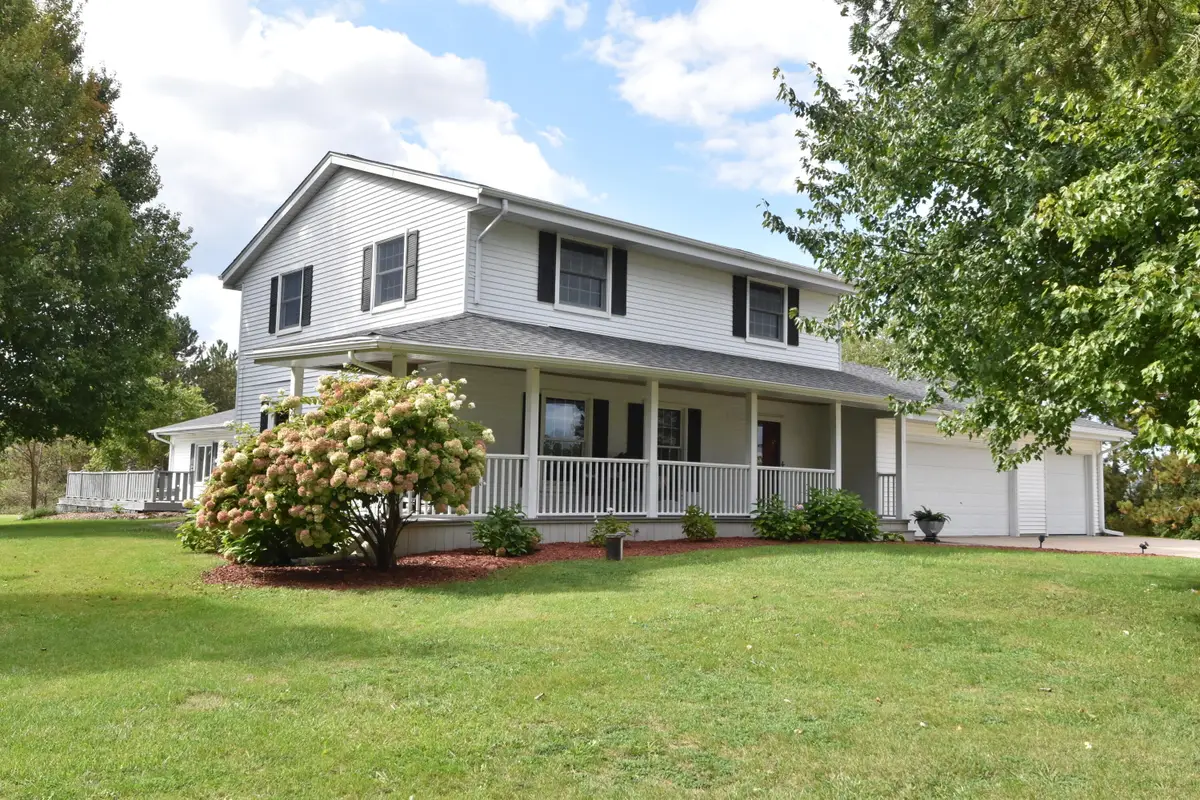 W237S6815 Fernwood Dr, Vernon, WI 53189 - Image #1