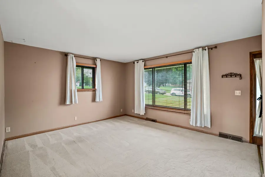 114 Carpenter Ct, Mukwonago, WI 53149 - Image #3