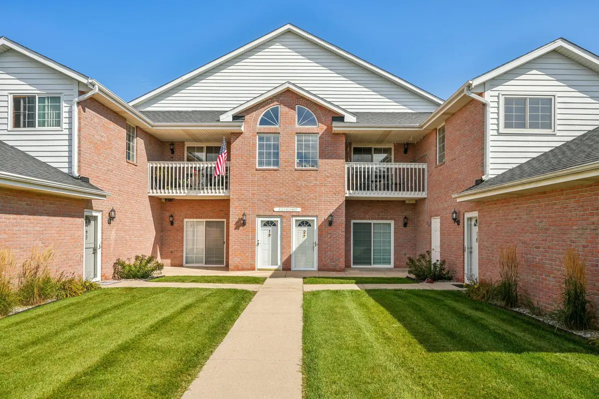 N25W24117 River Park Dr, Pewaukee, WI 53072 - Image #1