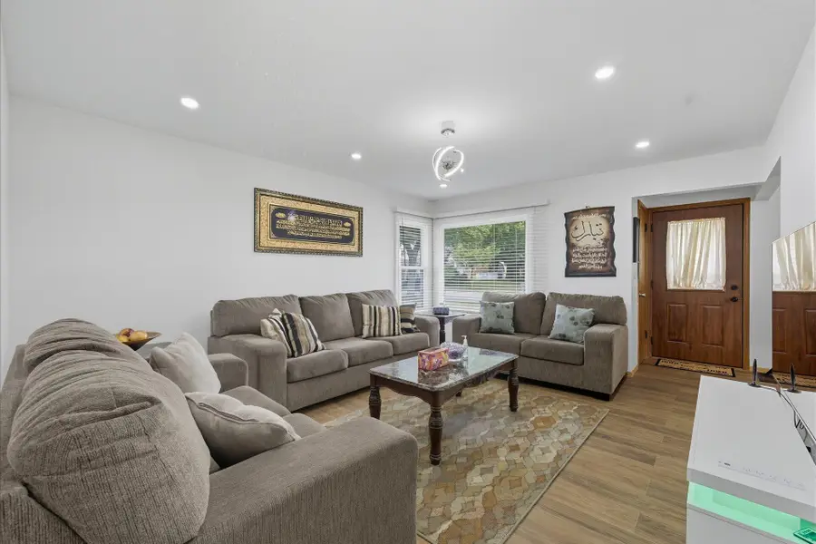 2105 W Carpenter Ave, Milwaukee, WI 53221 - Image #3