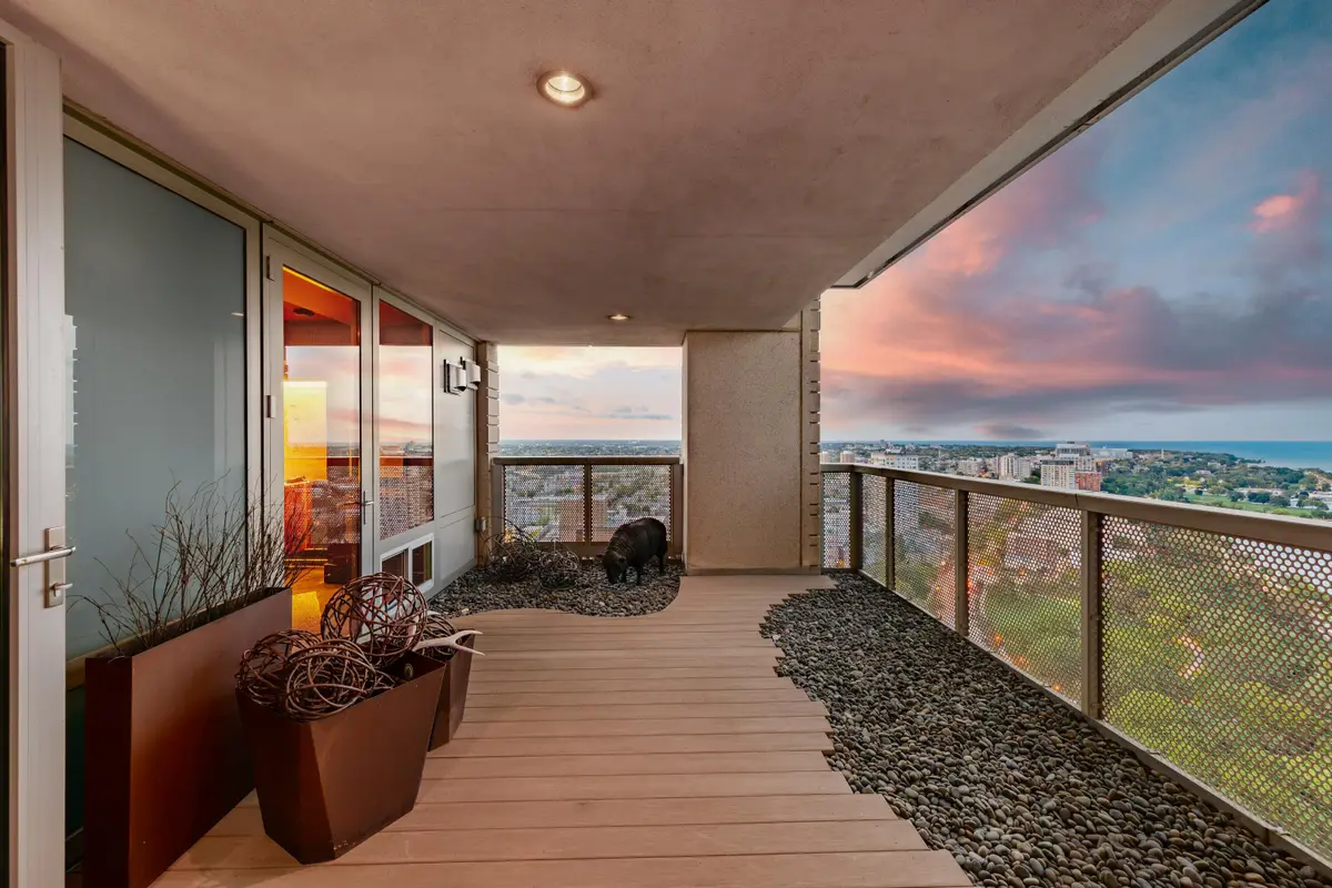 923 E Kilbourn Ave, Milwaukee, WI 53202 - Image #1