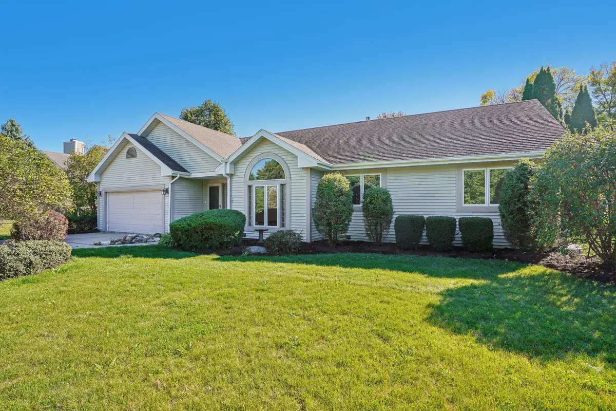 N26W22577 Oakwood Ln, Pewaukee City, WI 53186 - Image #1