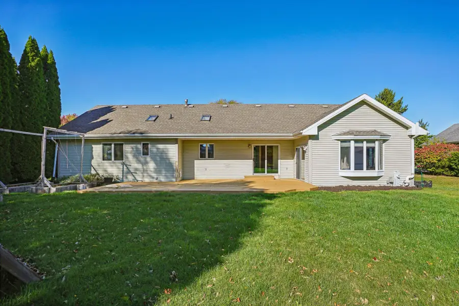 N26W22577 Oakwood Ln, Pewaukee City, WI 53186 - Image #2