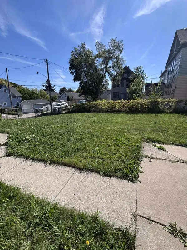 1922 N 27th St, Milwaukee, WI 53208