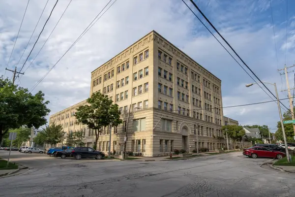 904 E Pearson St, Milwaukee, WI 53202