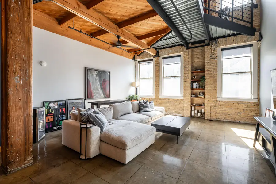 904 E Pearson St, Milwaukee, WI 53202 - Image #2