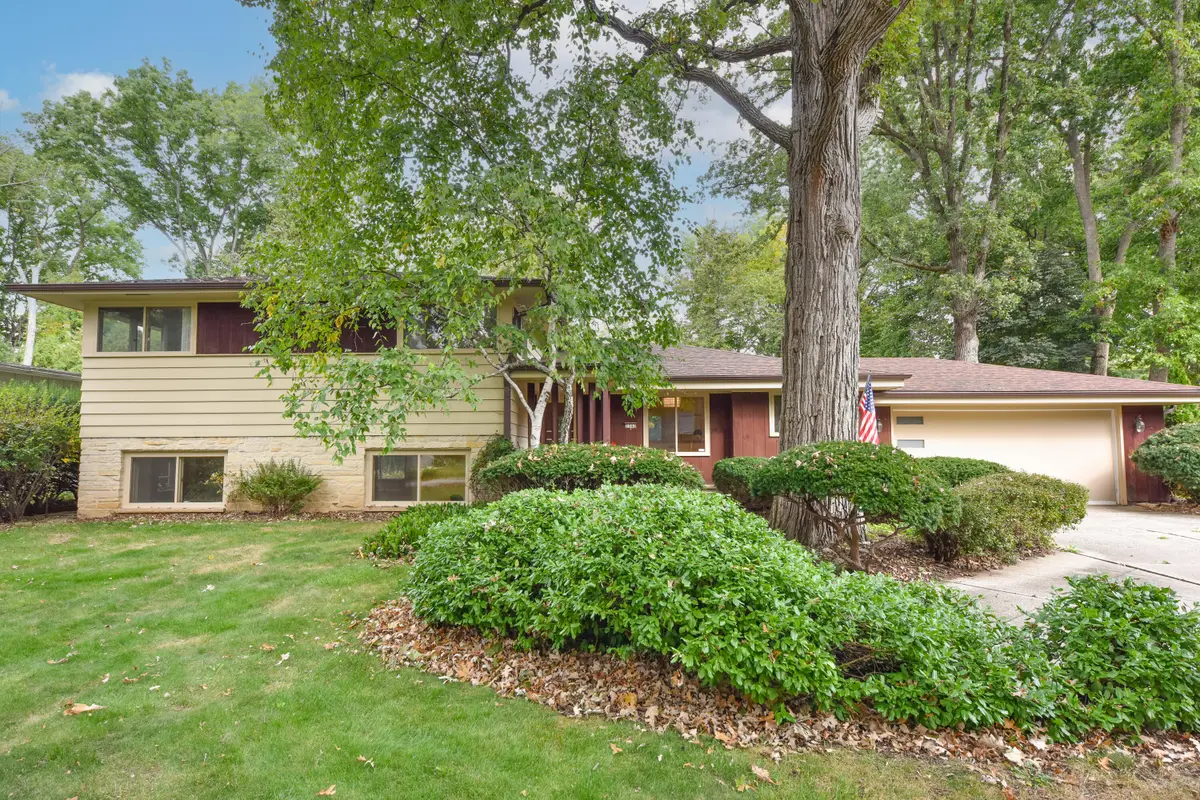 2342 W Acacia Rd, Glendale, WI 53209 - Image #1